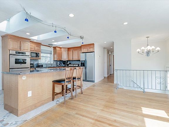 4th image of 24 Willowbrae Dr