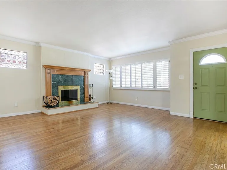 10706 Rhodesia Ave — Photo 5