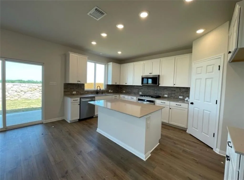 5 bed, 4.0 bath, 2877 sqft, $2,700 — Photo 4