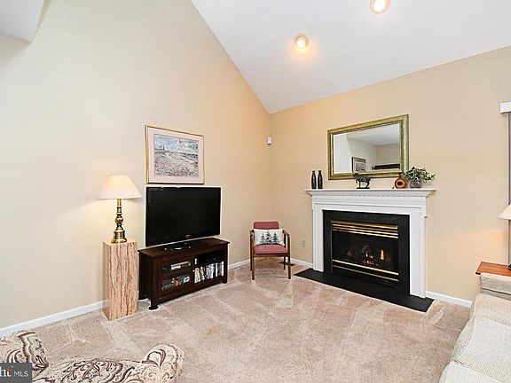 5th image of 984 Independence Ln #13