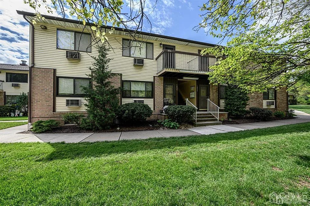 1036 Cricket Ln photo 1