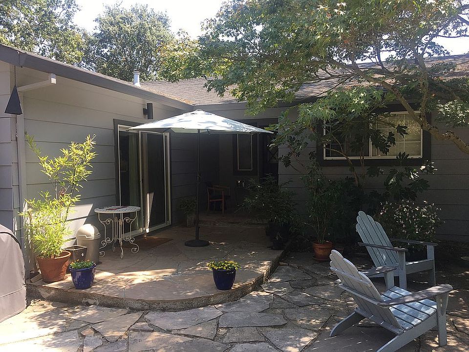 Front porch and entryway off