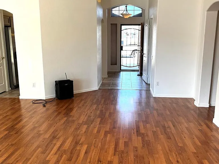 2429 E Patrick Ln — Photo 5