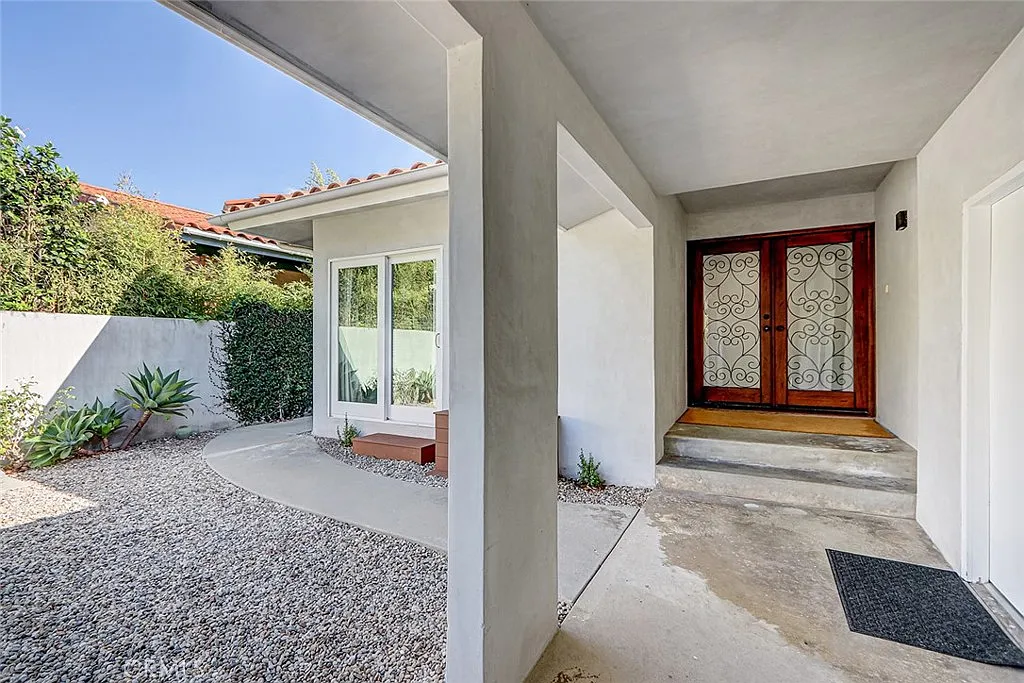 3 bed, 2400 sqft, $11,750 — Photo 3
