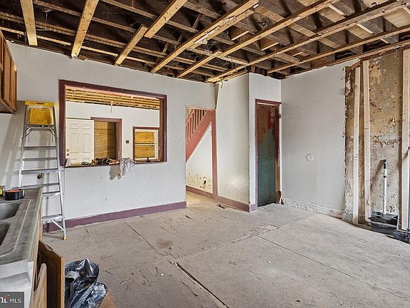 4th image of 321 Byron St