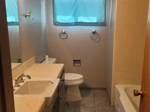 705 Twin Lakes Dr, Las Vegas, NV 89107