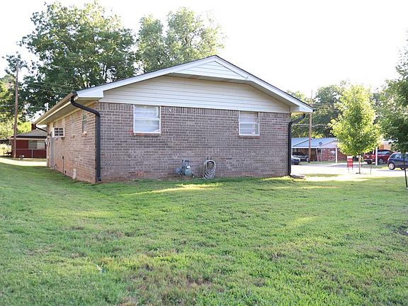 4th image of 1004 Hillcrest Dr