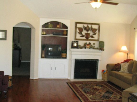 Hardwood floor and high ceilngs