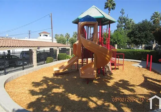 320 W Grand Blvd — Photo 9