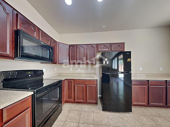 3rd image of 17391 W Woodlands Ave
