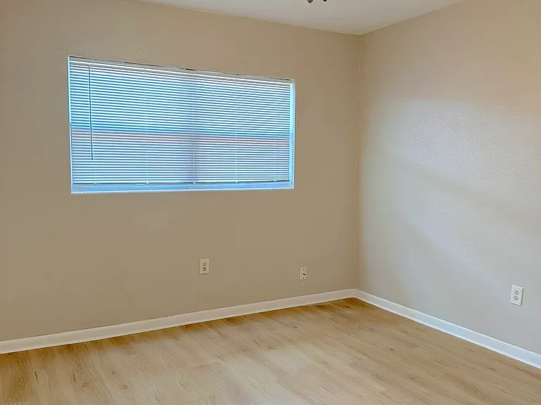 315 N Saturn Ave — Photo 10