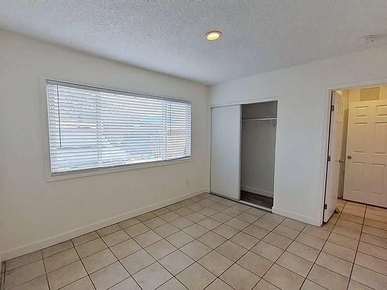 619 E Walnut St — Photo 10
