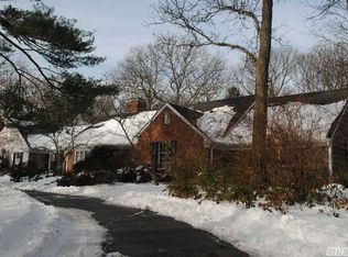 1 W Gate Ln, Setauket, NY 11733