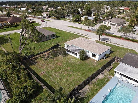 2nd image of 1125 SE Airoso Boulevard