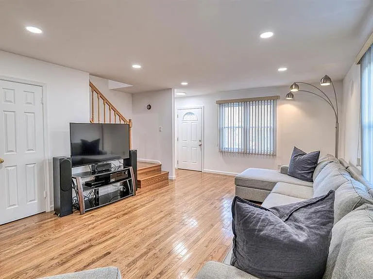 9709 Monmouth Ave #C2 — Photo 5