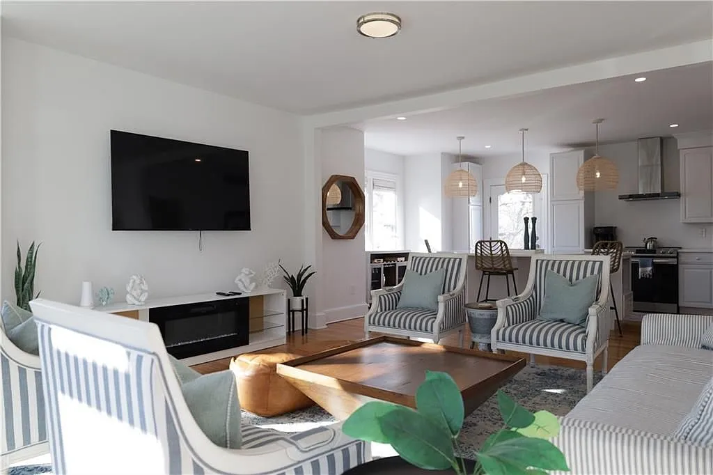 3 bed, 2.0 bath, 1560 sqft, $12,000 — Photo 3