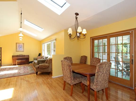 2nd image of 2828 Larkspur St