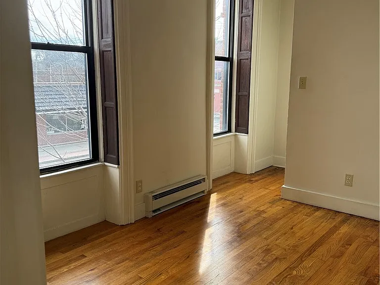 137 S Peterboro St — Photo 3
