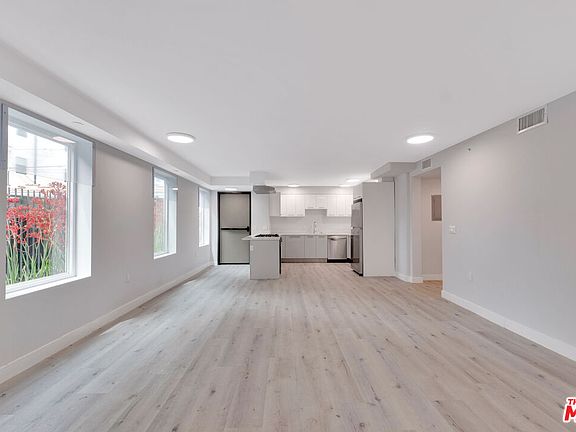 3rd image of 917 S Berendo St #101