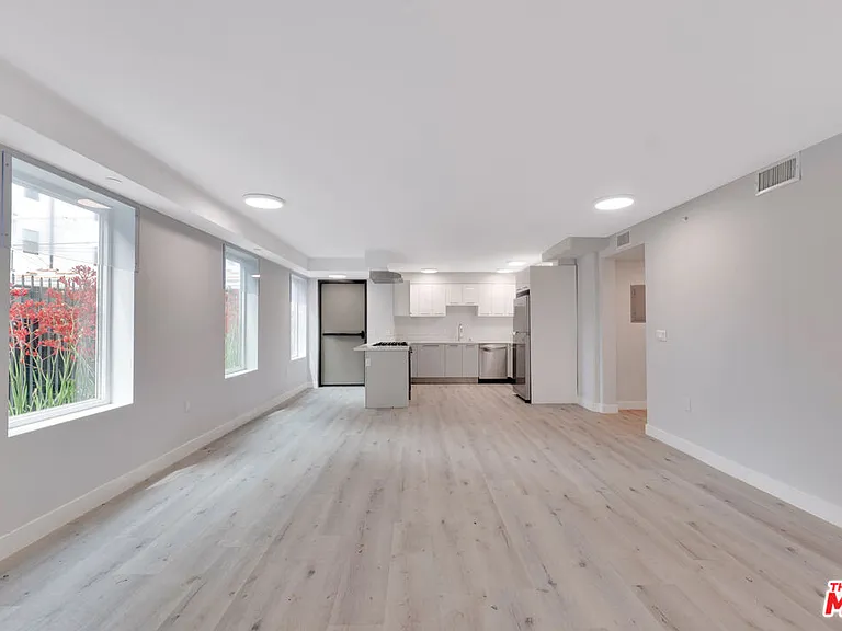 917 S Berendo St #101 — Photo 3