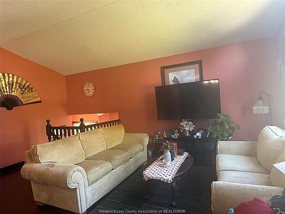 5th image of 196 Woods St