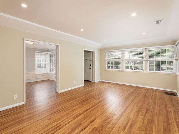 4th image of 215 W Fairview Blvd