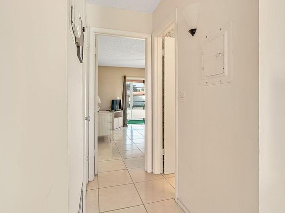 3rd image of 79 Royal Oak Dr