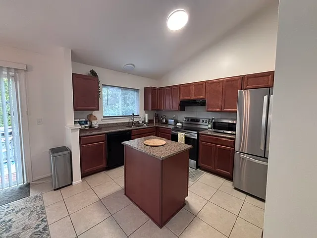 890 Huntclub Boulevard — Photo 3