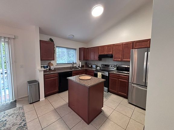 3rd image of 890 Huntclub Blvd