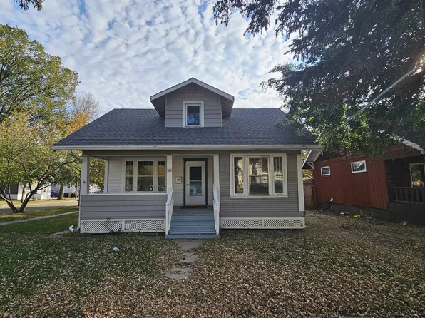 118 6th Ave NE, Minot, ND 58703