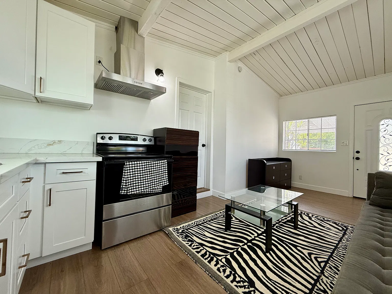 1 bed, 350 sqft, $1,700 — Photo 4