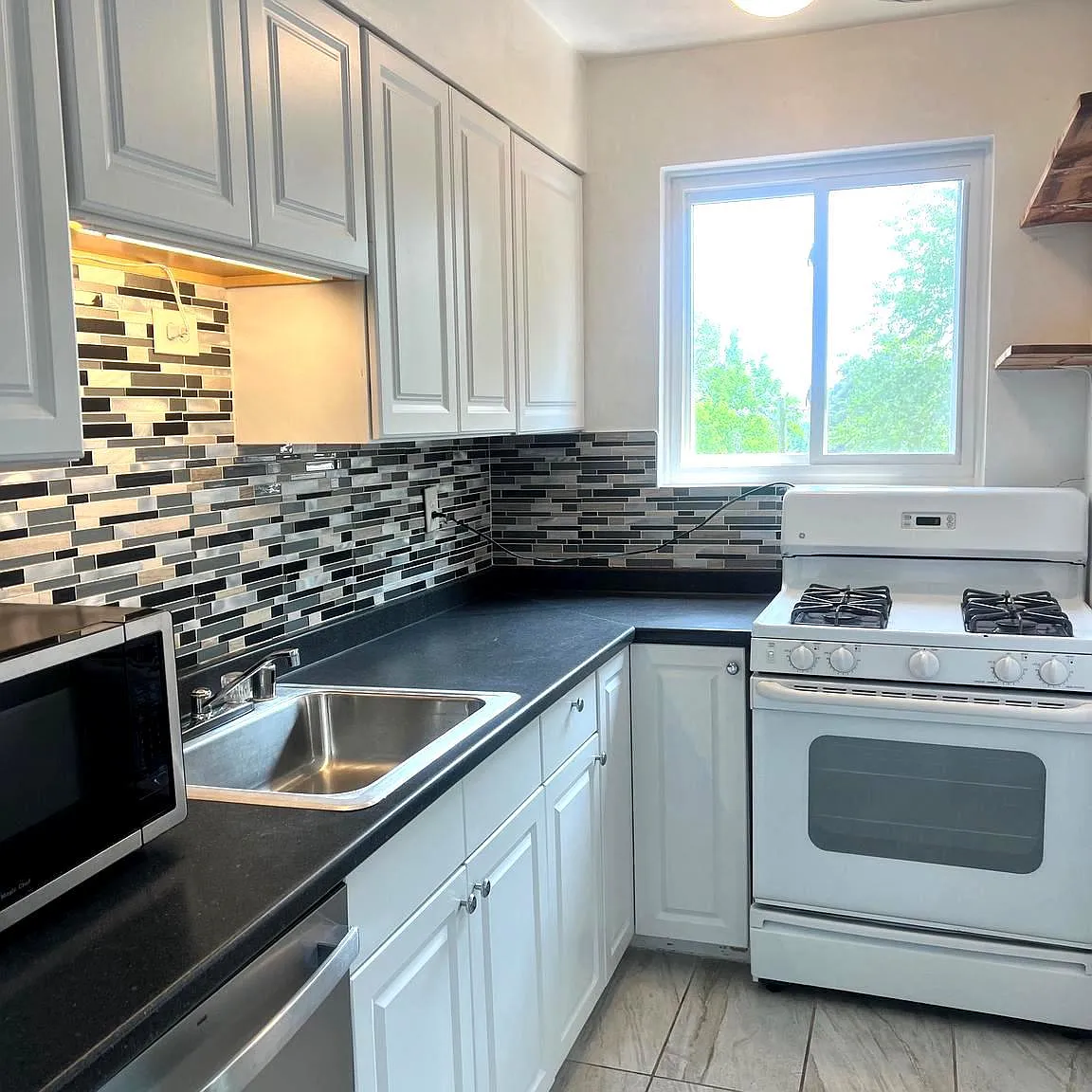 3 bed, 1000 sqft, $2,420 — Photo 4