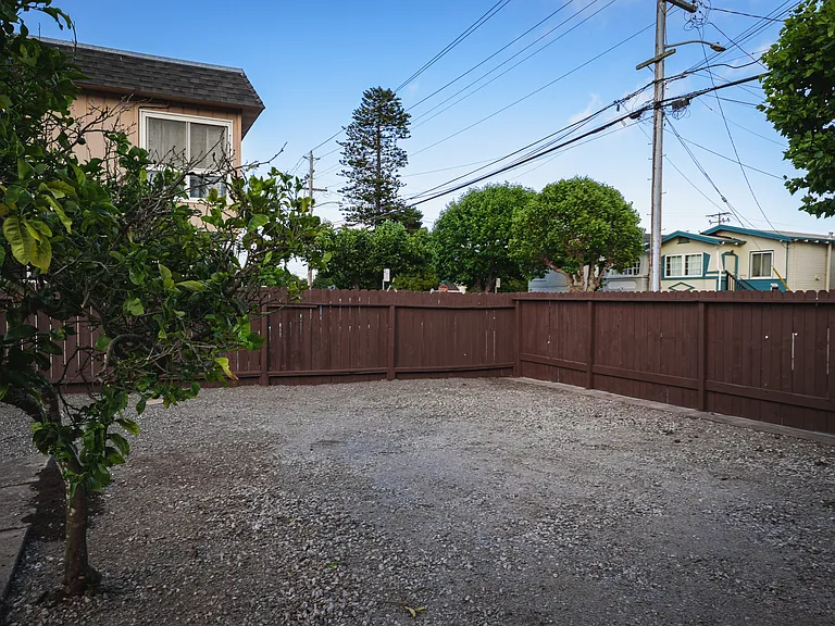 582 Euclid Ave — Photo 4