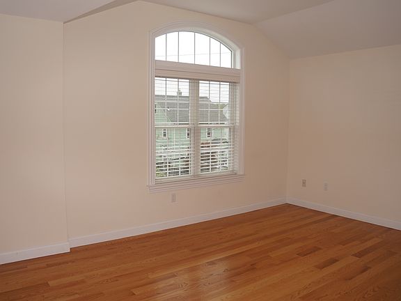 4th image of 134 Lincoln Ave E