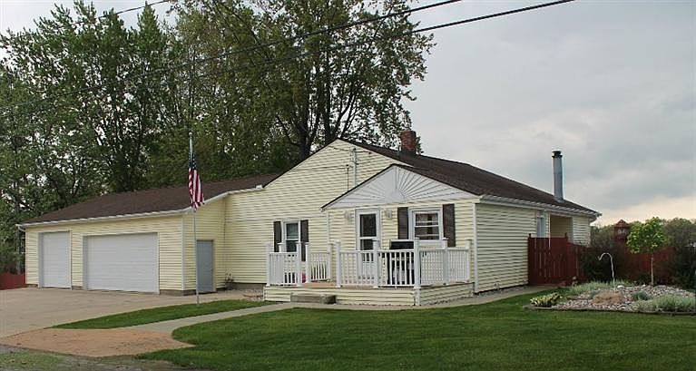 1st image of 221 Round Lake Dr