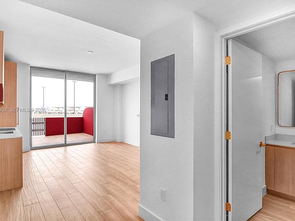 3rd image of 90 NE 32nd #522