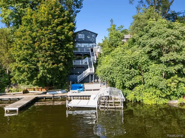 11356 Riverbank Ln, Pinckney, MI 48169