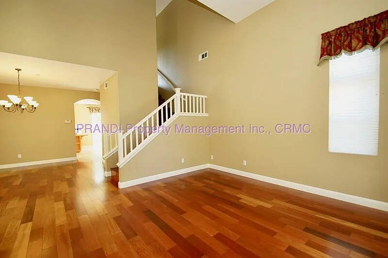 4 bed, 2.5 bath, 2390 sqft, $5,200 — Photo 2