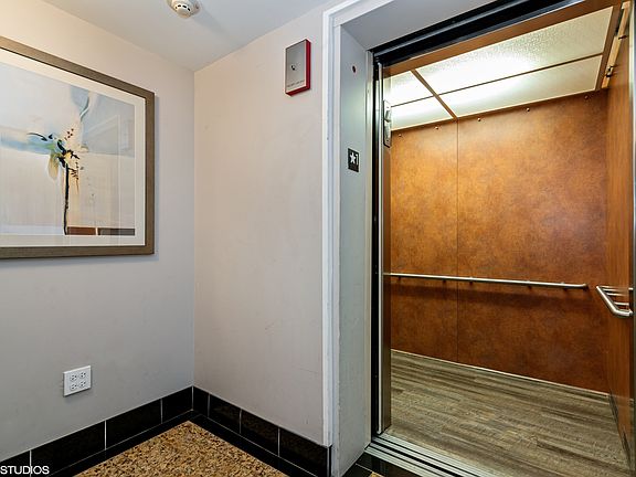 3rd image of 1926 N Lincoln Park W APT 5A