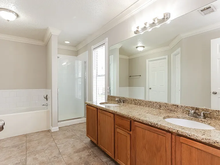 7027 Glenshire Dr — Photo 13
