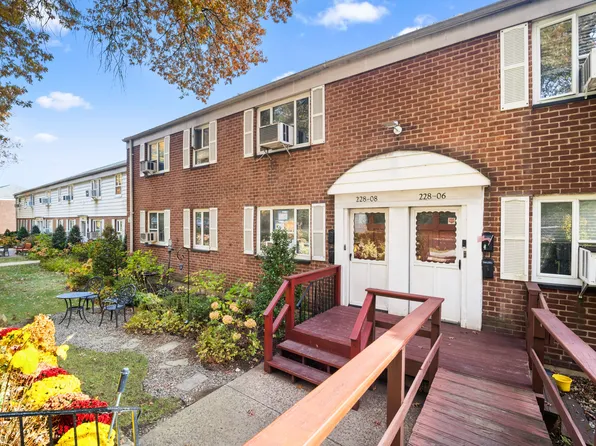 228-08 Stronghurst Avenue image 3 of 20