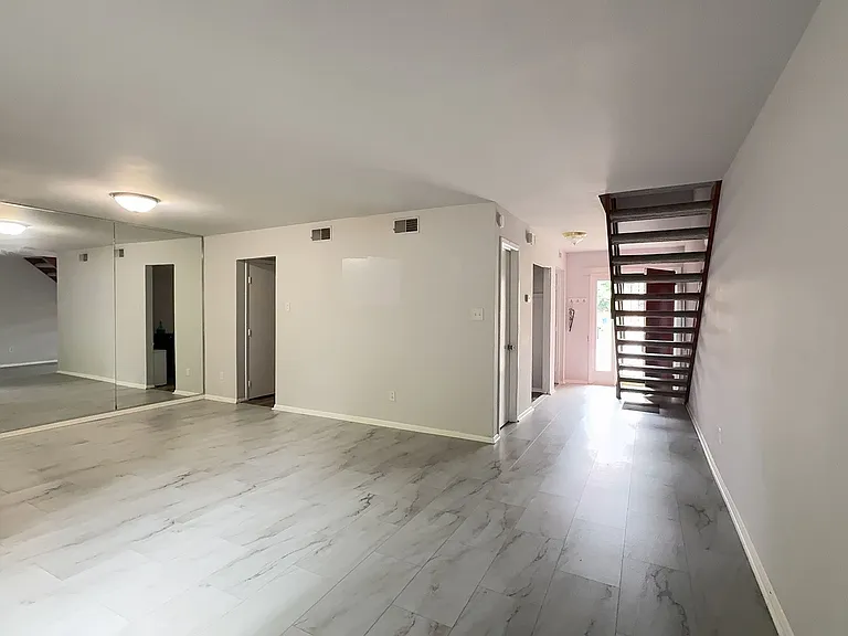 1379 E Tanners Creek Dr — Photo 5