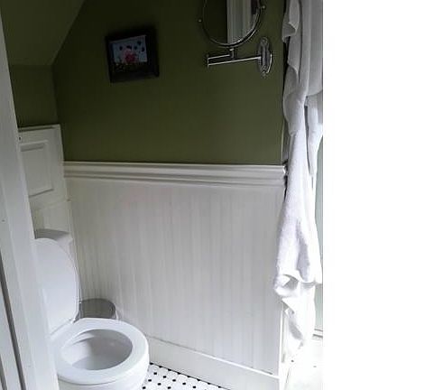 Master Bedroom bath w/tiled...