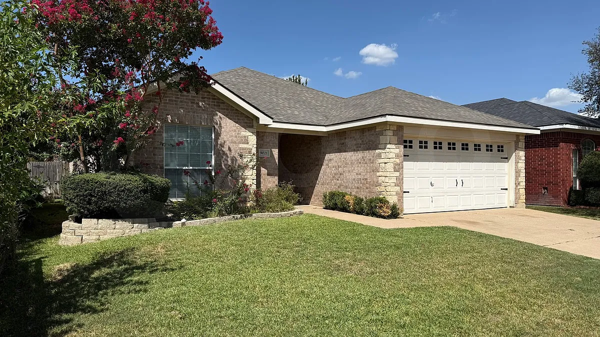 3 bed, 2.0 bath, 1365 sqft, $2,100 — Photo 2