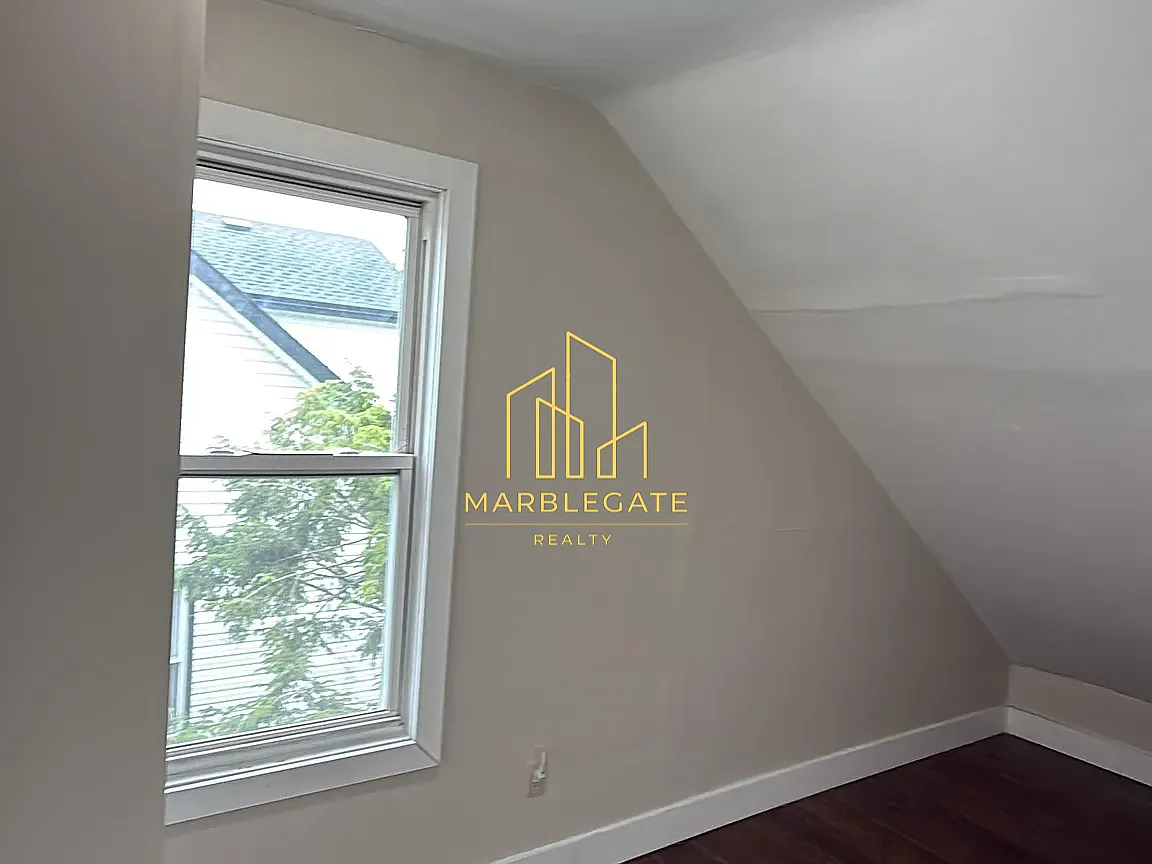 3 bed, 1050 sqft, $1,900 — Photo 3