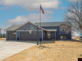 135 Charlotte Dr, Lake Crystal, MN 56055