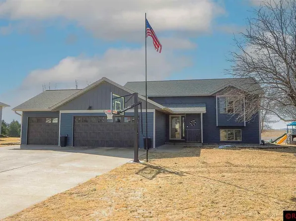 135 Charlotte Dr, Lake Crystal, MN 56055