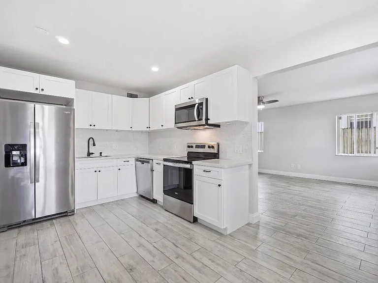 712 NE 10th Ave — Photo 4