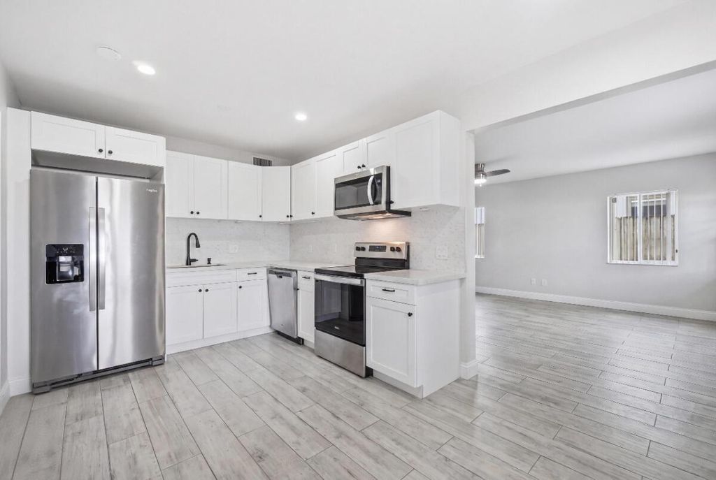 712 NE 10th Avenue, photo 4