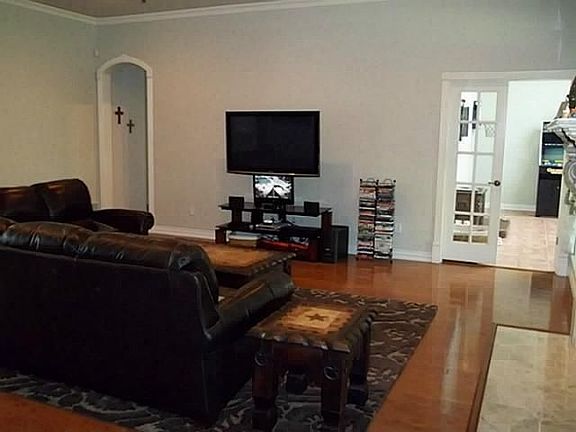 4th image of 923 Amanda Dr
